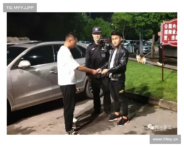 兄弟俩拾金不昧归还万元现金 民警携“超酷警车模型”进校颁奖 兄弟俩拾金不昧归还万元现金 民警携“超酷警车模型”进校颁奖